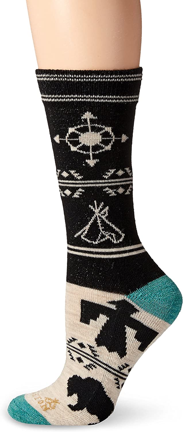 These compass crew socks from Pendleton will help you get where you're going in style. These Merino wool blend socks have a contrast seamed toe and heel and bold camping imagery.