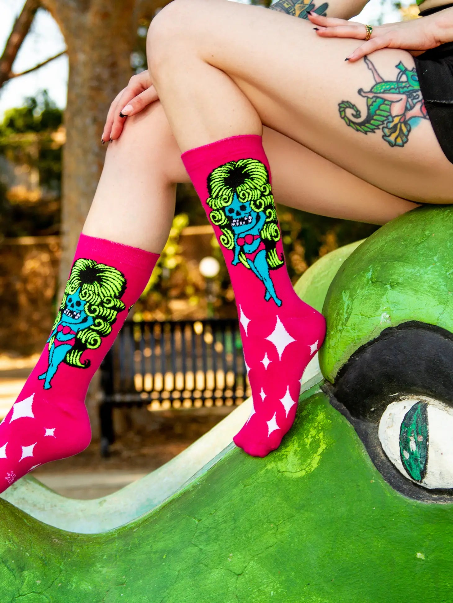 NOVELTY SOCKS - Bikini Beehive Dress Crew Socks