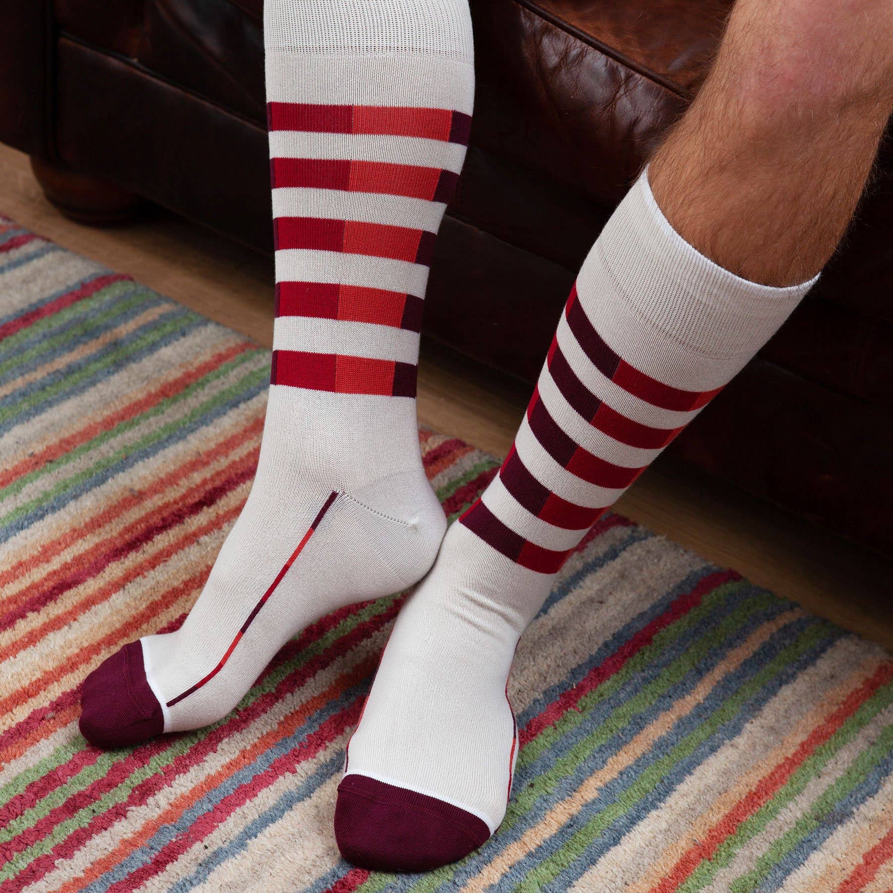 These men's cream-colored premium Quad Stripe socks are a classic style updated with modern materials and colours. Gorgeous multicoloured stripes in burgundy, crimson, and peach set against a creamy backdrop. 